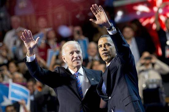 　　（图说：当地时间2012年9月6日，美国北卡罗来纳州，美国民主党全国代表大会上，美国总统奥巴马和副总统拜登朝人群挥手。图源：人民视觉）