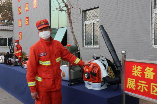 森林消防局机动支队海淀驻防分队消防员介绍消防装备（王晗/摄）