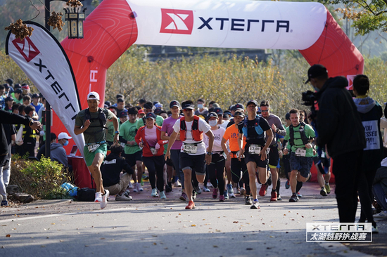 10km组别参赛选手冲出起点