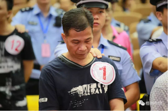 广西梧州“黑老大”张树辉在法庭受审。（图：梧州中院微信公众号）
