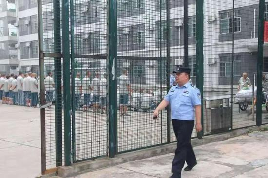 赤山监狱狱警在监内巡查。“湖南赤山监狱”微信公众号 图