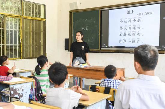 　　语文老师在给孩子们上课曹祎铭 摄