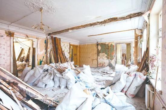 建筑垃圾堆满半个屋子