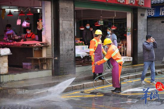  生鲜超市门口进行清洗消杀