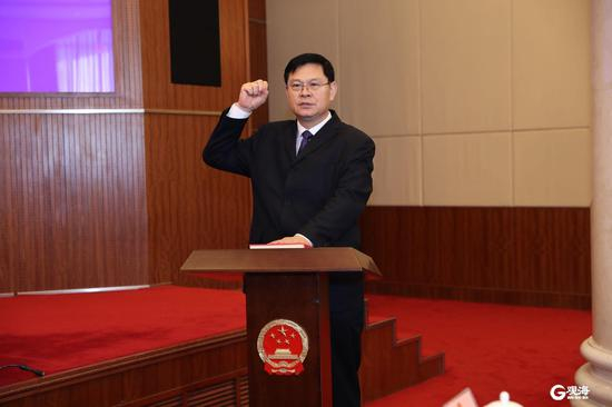 赵豪志向宪法宣誓。