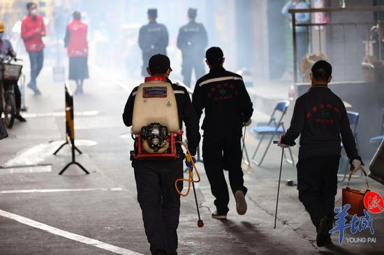 消杀人员进入南区进行全面消杀