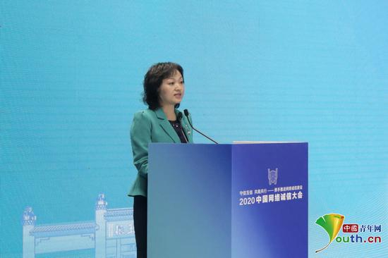 高人民检察院第九检察厅副厅长陈晓作题为《加强网络诚信建设 维护未成年人合法权益》的主旨演讲。中国青年网记者 李华锡摄