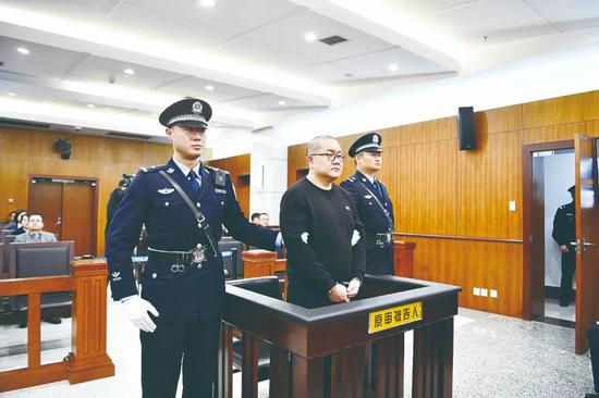 1998年，孙小果因犯强奸罪、强制侮辱妇女罪、故意伤害罪、寻衅滋事罪被判处死刑，后其继父、母亲通过向多名公职人员行贿等方式，多次使孙小果违规获得减刑，直至刑满释放。2019年，涉案公职人员和重要关系人受到严肃处理。图为孙小果再审案件宣判现场。新华社发（云南省高级人民法院供图）