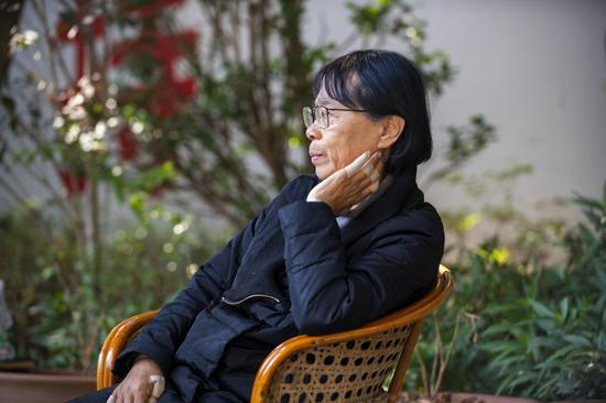 张桂梅在华坪女高校园里（11月30日摄）。新华社发（陈欣波 摄）