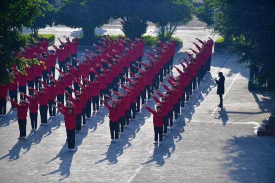 张桂梅在督促学生做课间操（12月2日摄）。新华社发（陈欣波 摄）