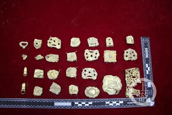 　　▲被盗涉案文物共646件，其中一级文物16件，图中为部分被盗涉案文物。图片来源/青海检察院官方微信