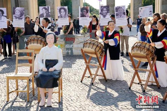 2019年8月，在德的韩国和日本民间团体举行集会，敦促日本政府向“慰安妇”制度受害者道歉。中新社记者 彭大伟 摄