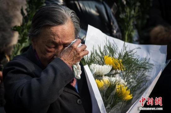 图为幸存者夏淑琴参加南京大屠杀死难者家庭祭告活动。中新社记者 泱波 摄