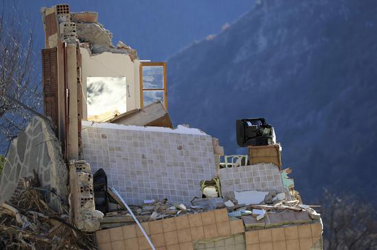 　　12月3日，法国东南部圣马丁·维苏比的一个小村庄内一座被毁坏的房子。这里被大雨和洪水与世隔绝了两个月。今年10月2日，名为“ Alex”的风暴侵袭了法国，带来强风和暴雨，造成至少7人死亡。尼斯北部几个位于陡峭山谷中的村庄被切断了与外界的联系。