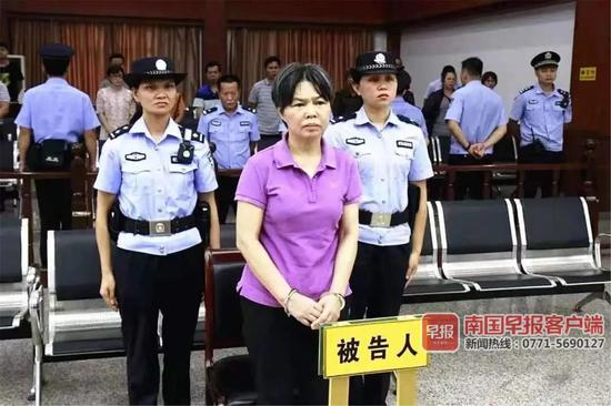 ▲岑溪市民政局原局长黄立波法庭上受审。法院供图