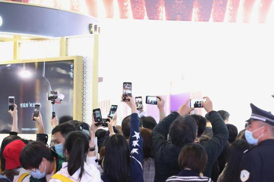 等着一睹李佳琦真容的观众们。新华社 发