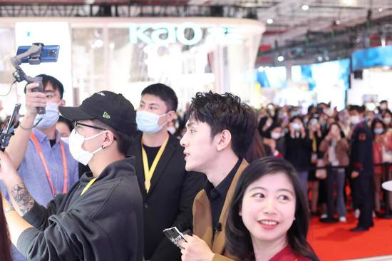 如今，知名主播李佳琦到哪儿都会成为受人关注的焦点。新华社 发