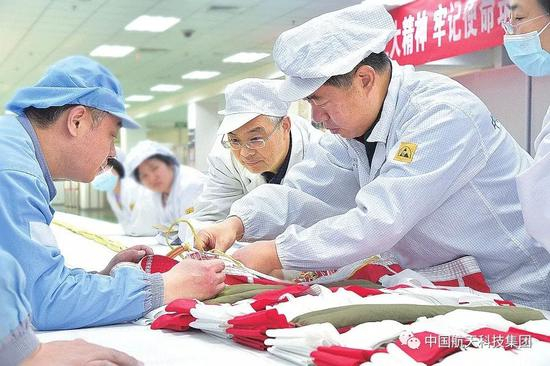 研制人员正在进行神舟十二号飞船正样飞行减速伞包伞关键工序收口绳安装工作