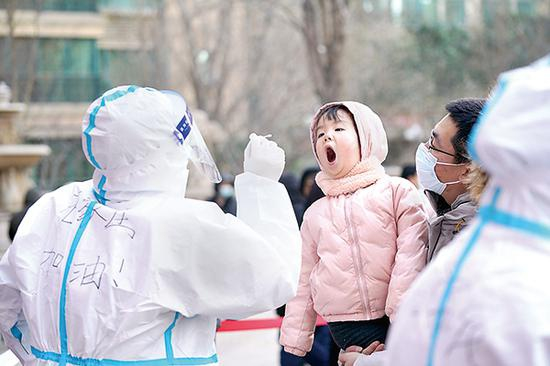 1月6日起，河北省石家庄市在全市范围内全面启动全员核酸检测。图为当日，一名小朋友在石家庄市桥西区恒大城内接受核酸采样。 新华社记者 牟宇 摄