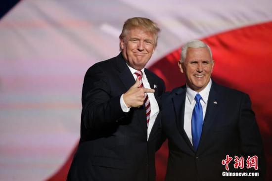 资料图：美国总统特朗普（左）与美国副总统彭斯（右）