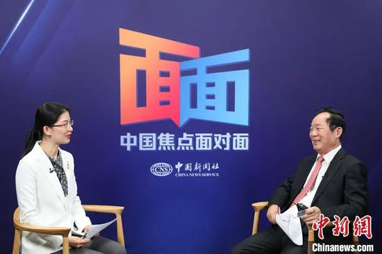  中共中央统战部原常务副部长、第十二届全国政协民族和宗教委员会主任朱维群接受中新社“中国焦点面对面”专访。中新社记者 蒋启明 摄