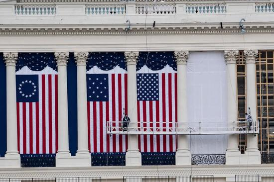 　　1月11日，在华盛顿，工作人员在国会大厦外悬挂旗帜，为下届总统的就职典礼做准备。图片来源：新华社&nbsp;刘杰 摄