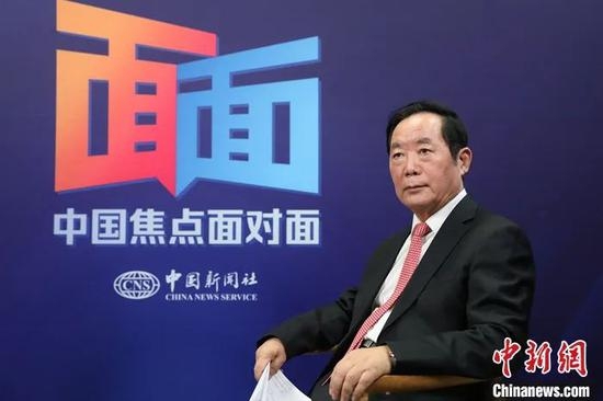  中共中央统战部原常务副部长、第十二届全国政协民族和宗教委员会主任朱维群接受中新社“中国焦点面对面”专访。中新社记者 蒋启明 摄