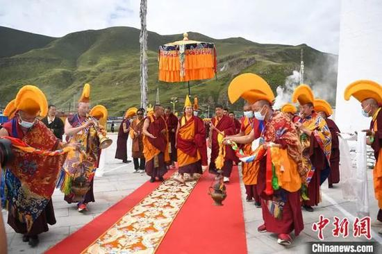  资料图：2020年8月22日，十一世班禅来到巴青县巴仓寺参访， 巴仓寺以最高礼仪迎请班禅。中新社记者 何蓬磊 摄