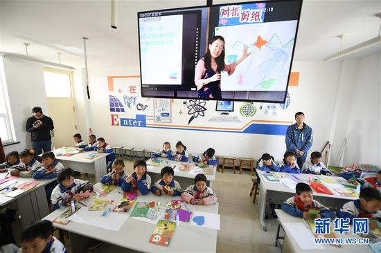 移民区的孩子在中卫市中宁县宽口井中石油希望学校“在线课堂”上课（2018年3月27日摄）。 新华社记者 王鹏 摄