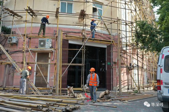 上海人之所以将该楼称为“红楼”，是因为该楼的底楼外装涂料，为红色，日晒雨淋久了，该楼的红色，已经显得很淡。该楼的大门，现为黑色铝合金框，内嵌深色玻璃，无法从外看清里面的情况。该大门从内上锁，无法打开。至2019年11月3日傍晚时，该大门及整幢建筑，已被绿色建筑安全网全面遮盖。&nbsp; &nbsp; &nbsp; &nbsp; &nbsp; &nbsp; 《等深线》记者&nbsp;程维 摄