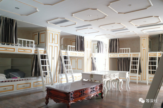 穿过2号房间的暗道，空间豁然开朗，这是一个可容纳14人住宿的集体闺房，装修风格依旧为白底嵌金，配以紫色软包、灰色床帘，有恬淡、雅致和轻奢的味道。14美的闺房如此雅致、有格调，也彰显了他们所服务的客人的尊贵程度。&nbsp; &nbsp;《等深线》记者&nbsp;程维 摄