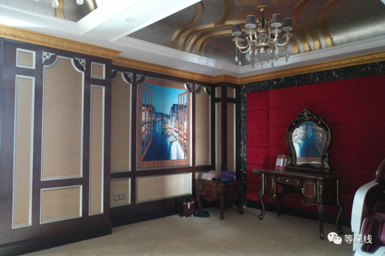  1号套房空间是上海红楼内，空间最大、配置最丰富的房间。该房间内的抽屉或柜子内，有苹果iPad（平板电脑）、iPhone（苹果手机）的盒子及说明书，以及一些腰痛贴等。因为窗户少，墙上贴了一张开着窗的威尼斯夜景喷绘。&nbsp; &nbsp; 《等深线》记者&nbsp;程维 摄