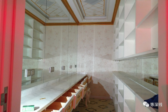 7美化妆间。依旧以白色和金色为主，能同时容纳7人化妆。该化妆间及与其紧邻的4人盥洗间、洗澡间，图左下角是狐臭喷剂，未开封。&nbsp; &nbsp; &nbsp; &nbsp; 《等深线》记者&nbsp;程维 摄