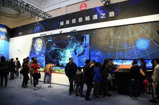 图为“砥砺奋进的五年”大型成就展上网络强国建设展区