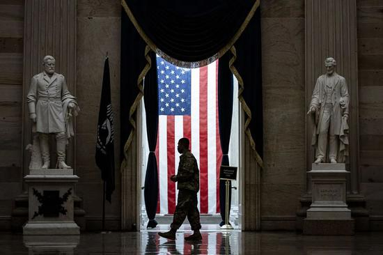 　　当地时间2021年1月13日，美国首都华盛顿。此前，美国国会众议院表决通过针对特朗普的弹劾条款，指控他“煽动叛乱”。