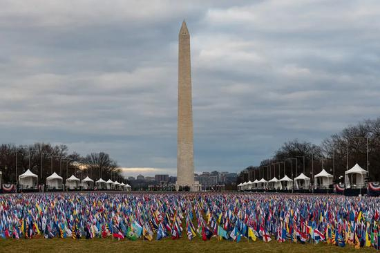 　　当地时间2021年1月17日，美国首都华盛顿，为了防止华盛顿出现集会抗议、进而引发冲突事件，白宫周围多条道路被提前封闭。