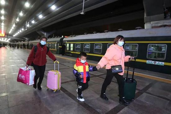  ▲3603次列车的旅客开始登车。