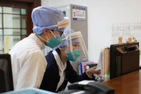  晚上7点半，护士们在交班。