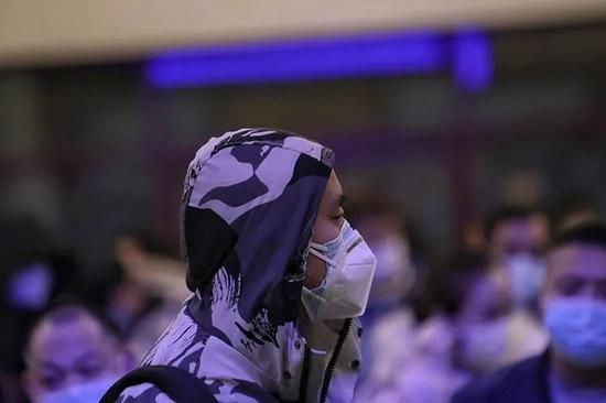  ▲一位旅客戴着双层口罩，在候车大厅等候检票。