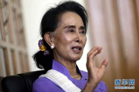 　　（图片说明：11月17日，缅甸全国民主联盟（民盟）主席昂山素季在内比都接受新华社记者专访。来源：新华社发 吴昂摄）