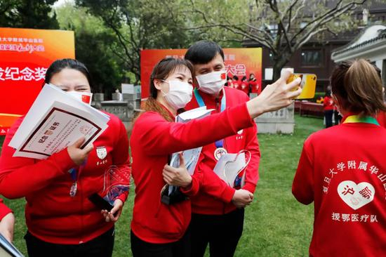 2020年4月17日，由上海华山医院副院长马昕率领的273名支援武汉医疗队队员和感染科主任张文宏教授率领的17名支援上海市公共卫生临床中心医务人员回到医院。图/人民视觉