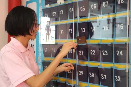  上海师范大学附属外国语中学班级内设立的“养机场”。松江报 图