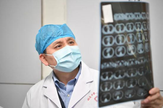 2020年12月，中国初级保健基金会蓝农公益基金成立，张文宏积极参与，并在云南为结核病患者义诊。摄影/刘冉阳