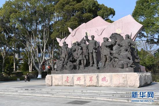 1月25日拍摄的古田会议纪念馆前的“丰碑军魂”雕塑群。新华社记者林善传摄