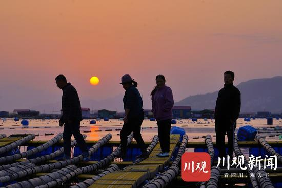 ▲巫其石且和巫其作古是两兄妹，妹夫吉尔阿木也一起来到霞浦，每天工作完，4人都会在栈道上遛弯，毕竟在水面上生活会持续到今年四月。&nbsp;