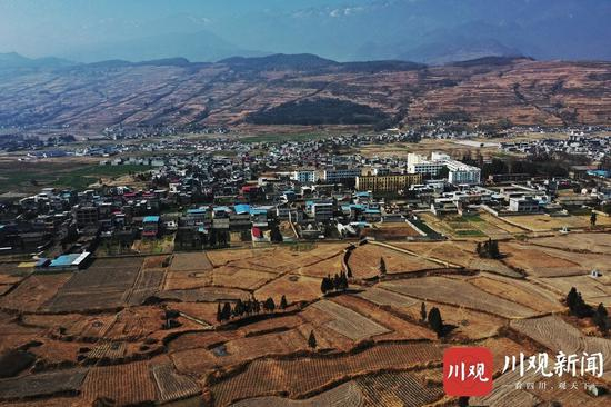 ▲越西县瓦岩乡桃园村航拍 王云 摄