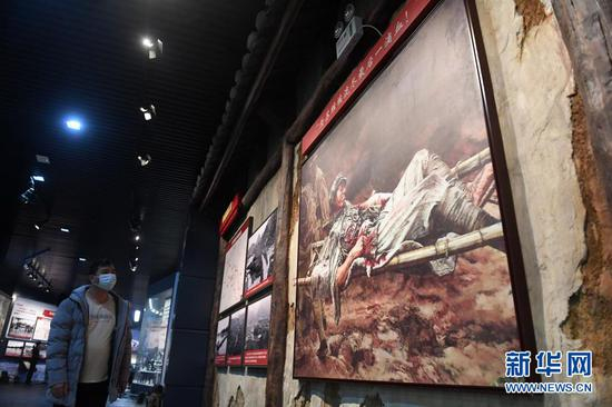 参观者在广西全州红军长征湘江战役纪念馆观看展览（2月3日摄）。新华社记者 陆波岸 摄