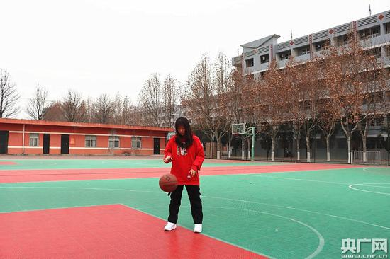 刘佳丽与朋友在篮球场上运动（央广网记者刘昱 摄）