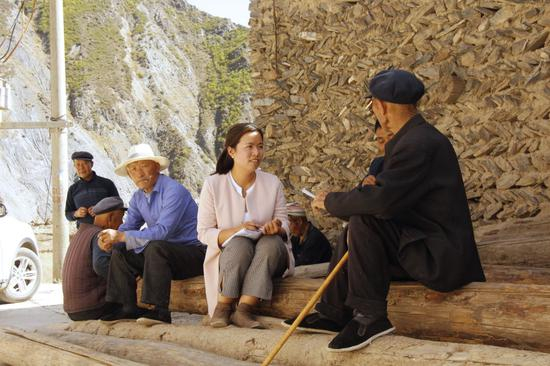 甘肃省甘南藏族自治州舟曲县扶贫办副主任张小娟（右二）在下乡时向群众了解情况（2018年4月摄）。2019年10月7日，时任县扶贫办副主任的张小娟在完成曲告纳镇上大年村脱贫攻坚县级抽样调查工作后，返程途中所乘车辆不慎坠江，因公殉职。新华社发