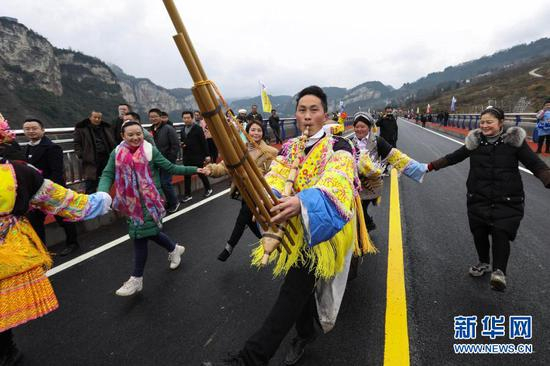 2020年1月21日，四川省叙永县水潦彝族乡的村民载歌载舞，庆祝乌蒙山区川滇黔交界处鸡鸣三省大桥通车。新华社记者 江宏景 摄
